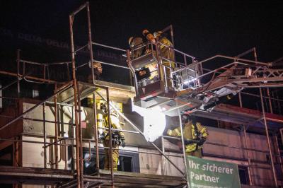 Esslingen-Waeldenbronn: Bauschutt brennt auf Geruest von Neubau